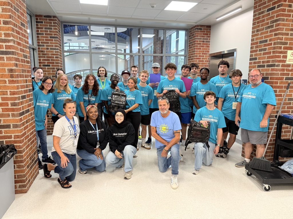 MU volunteers posing with Edison staff.