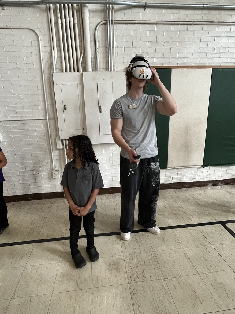 PSU Student Volunteer setting up a virtual reality headset for a Lincoln student