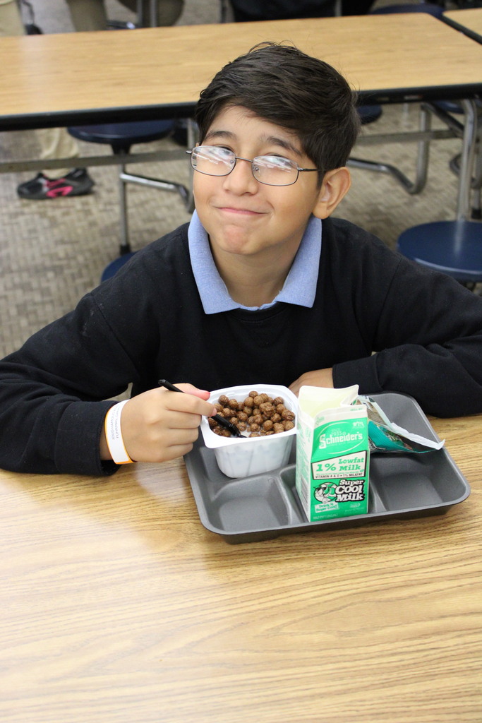 student eating breakfast