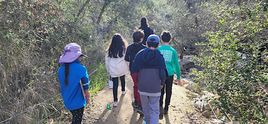 EUSD students hiking a trail. Estudiantes del EUSD caminando por un sendero.