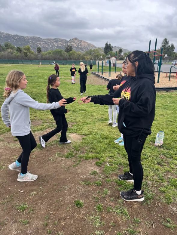 El equipo Girls On The Run de Reidy Creek recolecta pulseras en cada vuelta