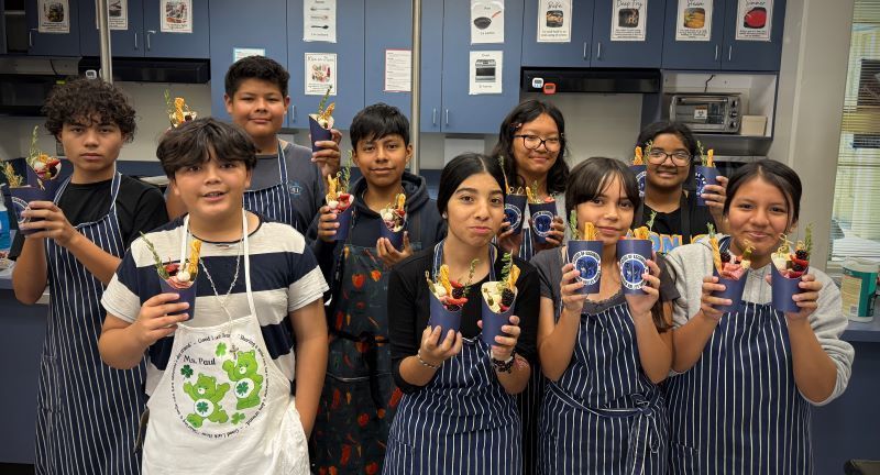 Hidden Valley students pose with charcuterie cups they created. Los estudiantes de Hidden Valley posan con tazas de charcutería que ellos mismos crearon.