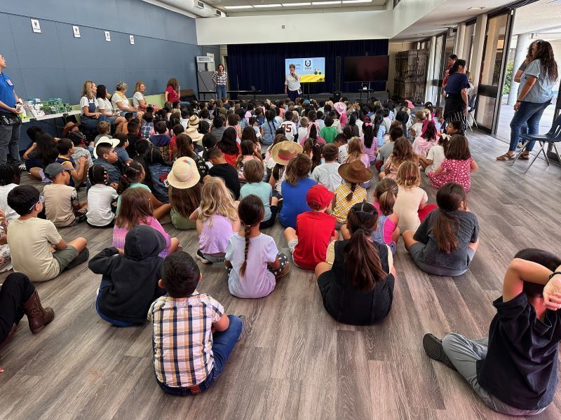 A group of North Broadway students participate in their first Ranch Day with Principal and Incoming Director of Teaching and Learning, Cherry Moore. Un grupo de estudiantes de North Broadway participa en su primer Día del Rancho con la directora y directora entrante de enseñanza y aprendizaje, Cherry Moore.