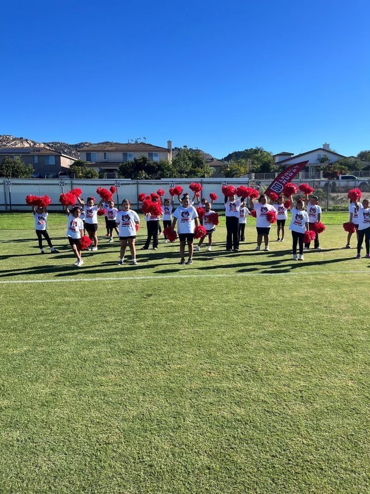 The Felicita Cheer Team performs at Flag Rugby. El equipo de animadoras Felicita se presenta en Flag Rugby.