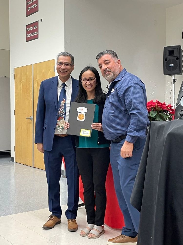 Del Dios Teacher Ms. Garcia receives a grant from the Escondido Educational Foundation. La maestra de Del Dios, Sra. García, recibe una beca de la Fundación Educativa Escondido.