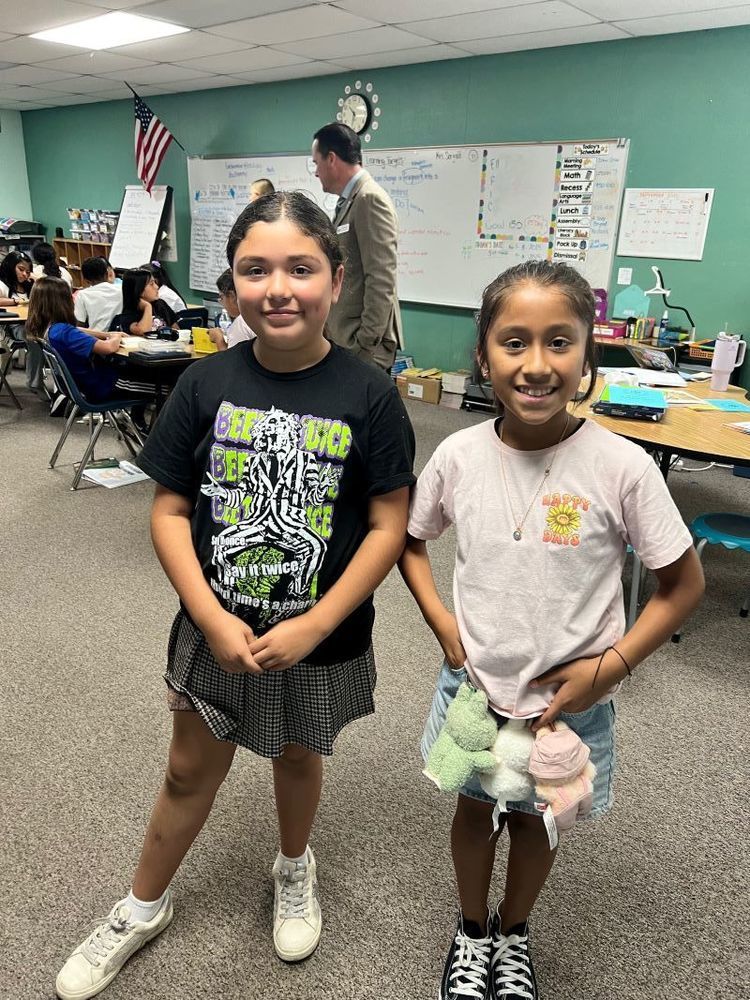 Two students engage with an audience in authentic learning.  Dos estudiantes interactúan con una audiencia en un aprendizaje auténtico.