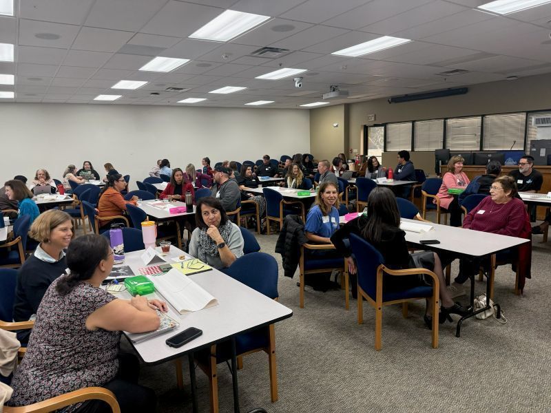 A group of stakeholders is collaborating.. Un grupo de partes interesadas colabora.
