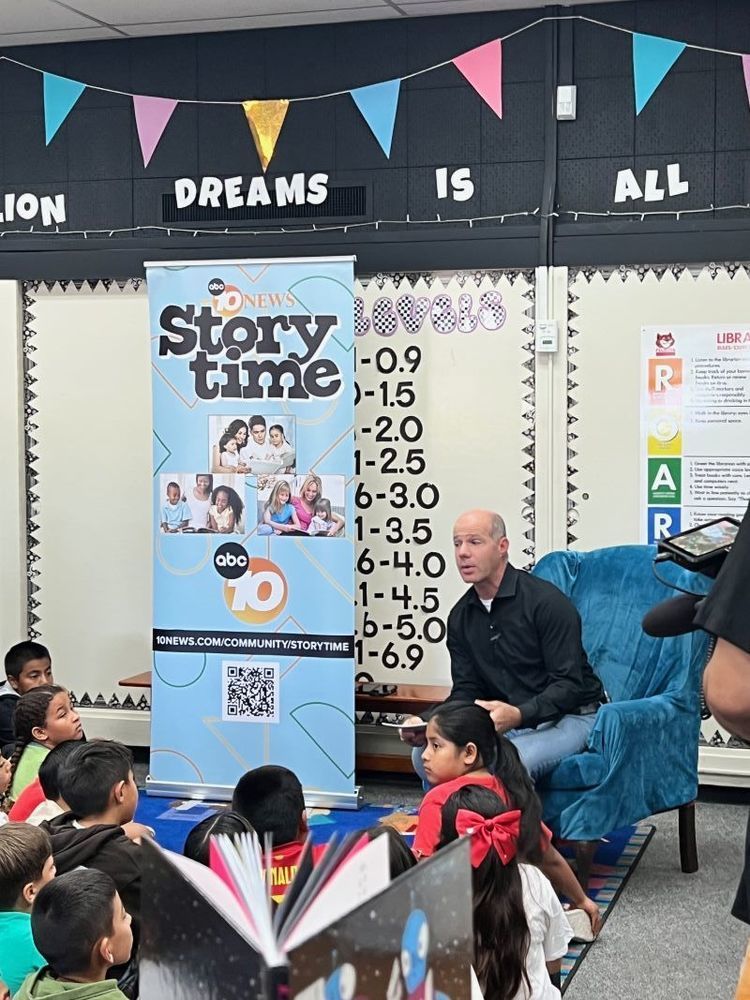 ABC 10 News Anchor Jared Aarons reads to Felicita students.  El presentador de noticias de ABC 10, Jared Aarons, lee a los estudiantes de Felicita.