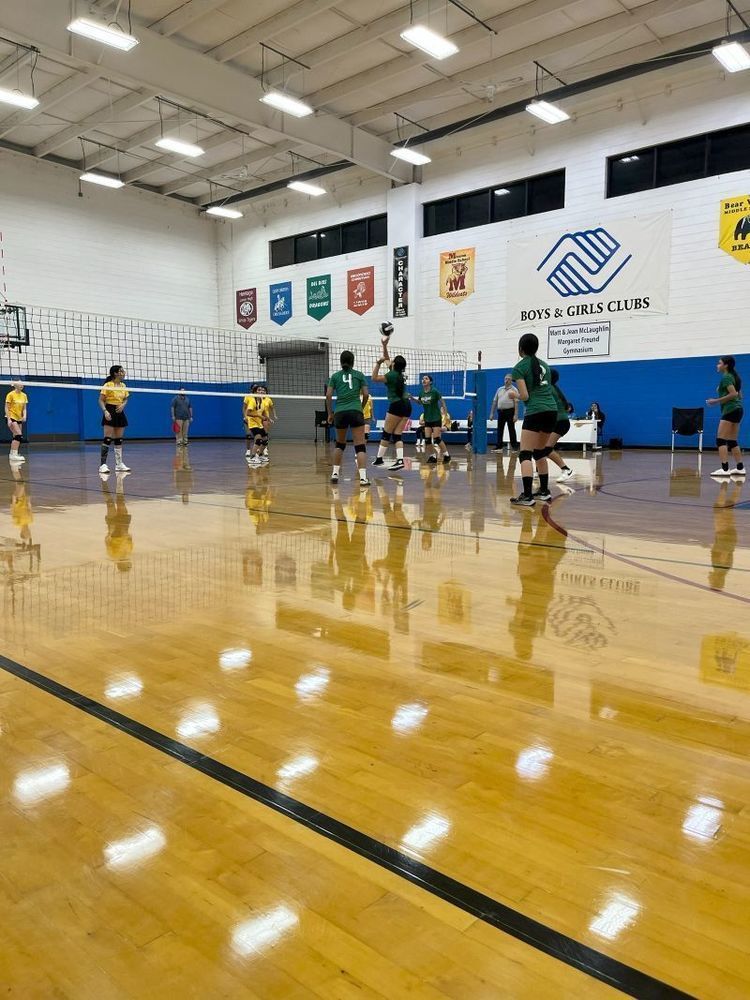 EUSD students play volleyball. Las estudiantes de EUSD juegan voleibol.