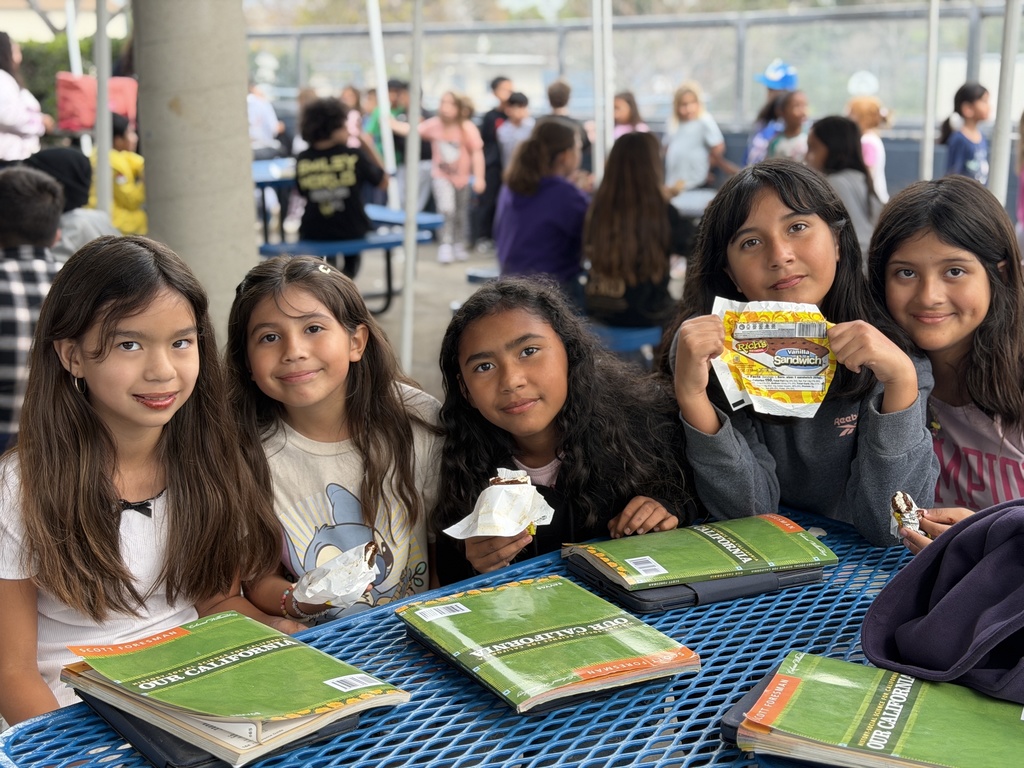 4th grade students having ice cream