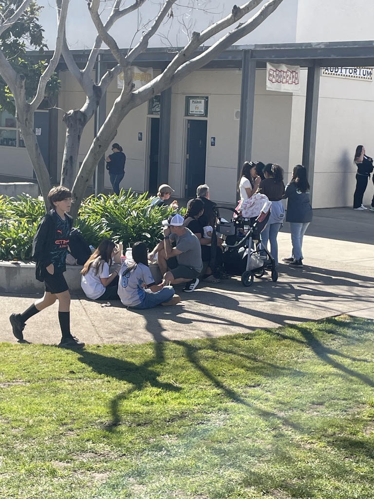 Students and parents eating lunch together