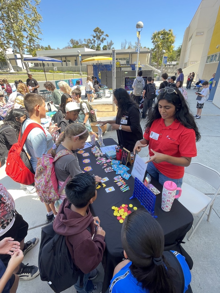 Students at club rush table