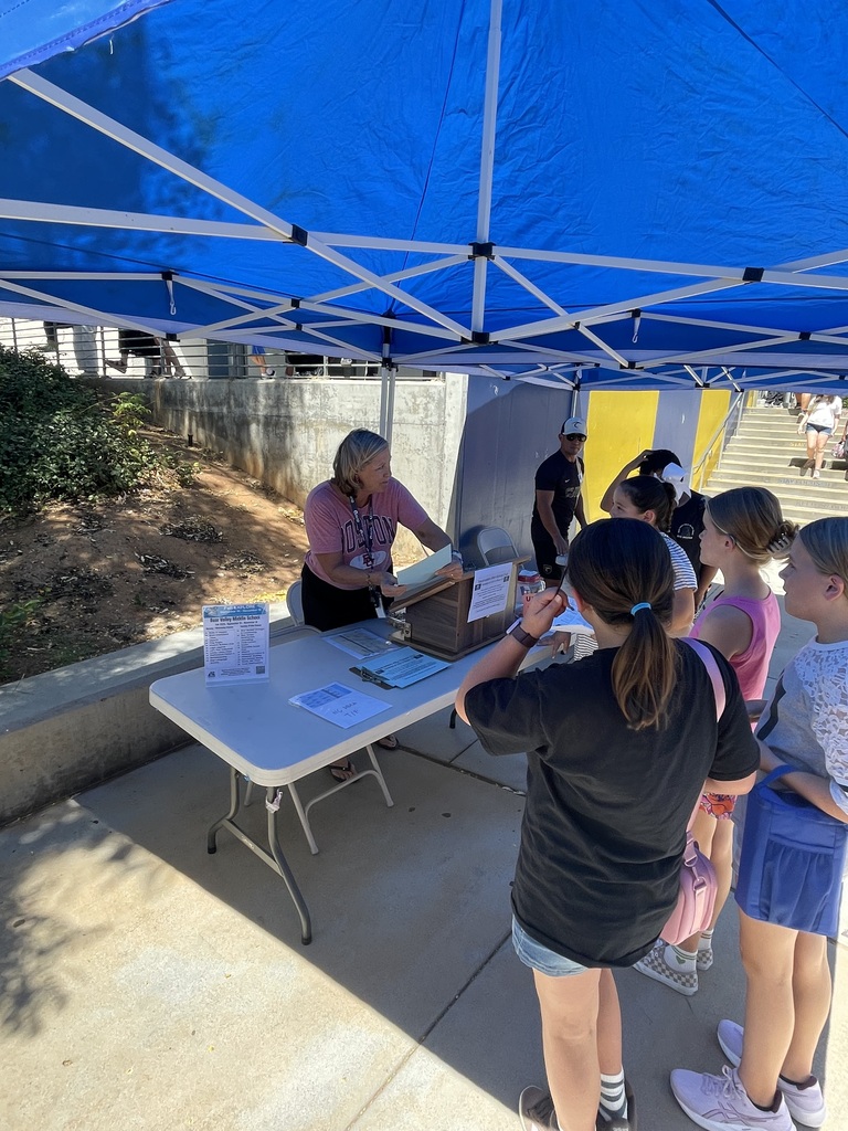Students at club rush table