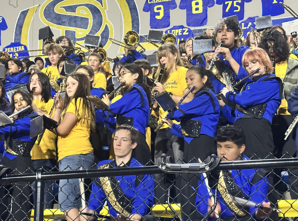 BVMS band students playing with SPHS band
