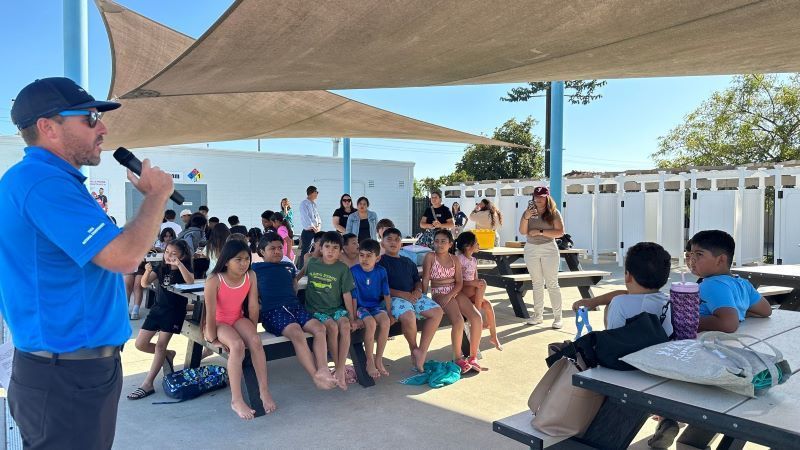 Students are given information before their swim lessons.  A los estudiantes se les proporciona información antes de sus clases de natación.