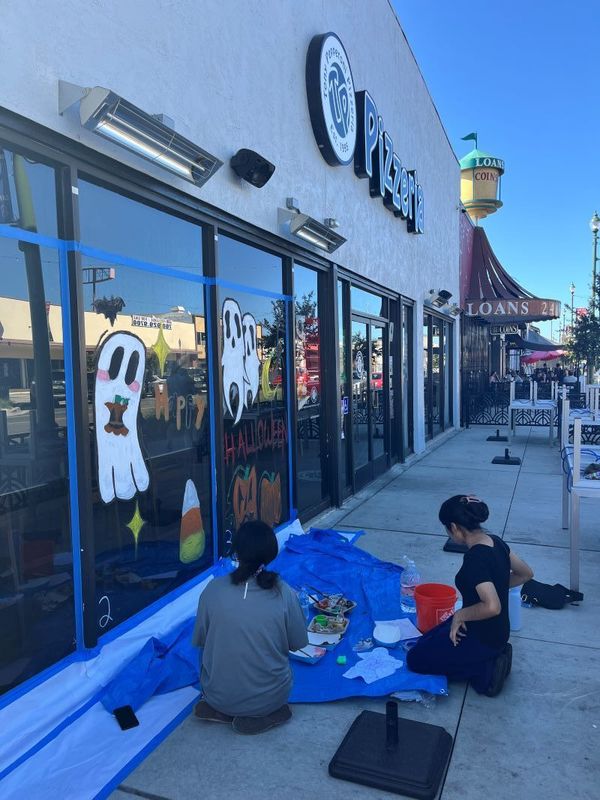Students paint a Halloween picture for the Annual Rotary Halloween Contest.  Los estudiantes pintan un dibujo de Halloween para el Concurso Anual de Halloween de Rotary.