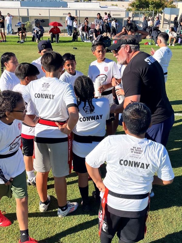 The Conway Flag Rugby Team playing.  El equipo de rugby de Conway Flag jugando.