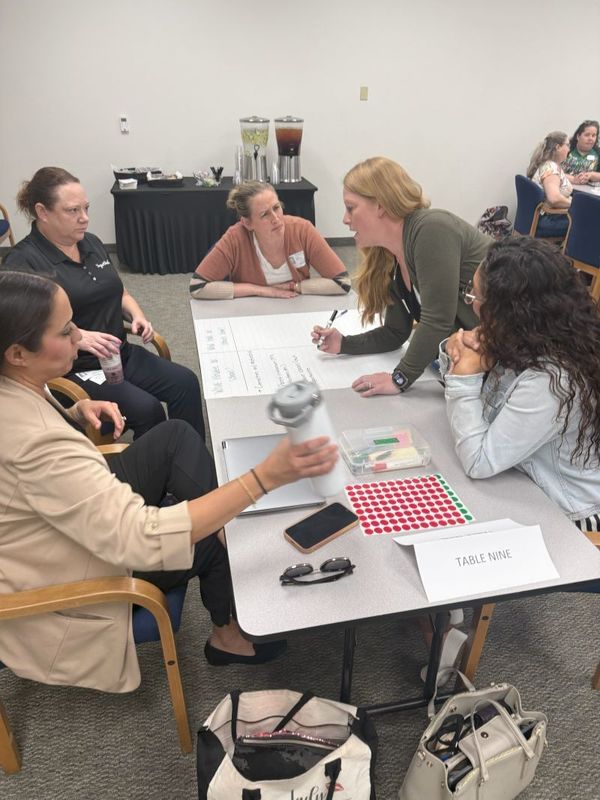 Un grupo colabora durante la reunión de STAR.