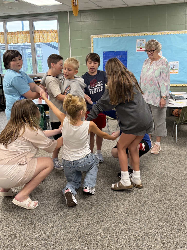 Students participating an untangling exercise