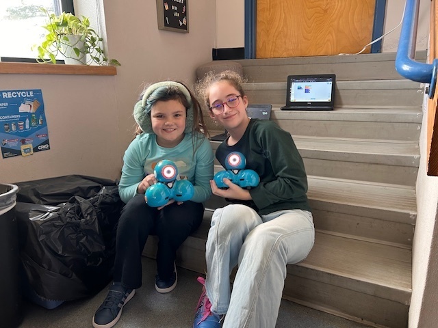 Students using Dash Robots