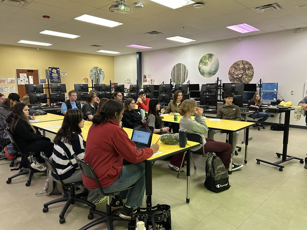 FBLA Officer & Members and Retail Business Students Listen to Yume Leavell, Speaker