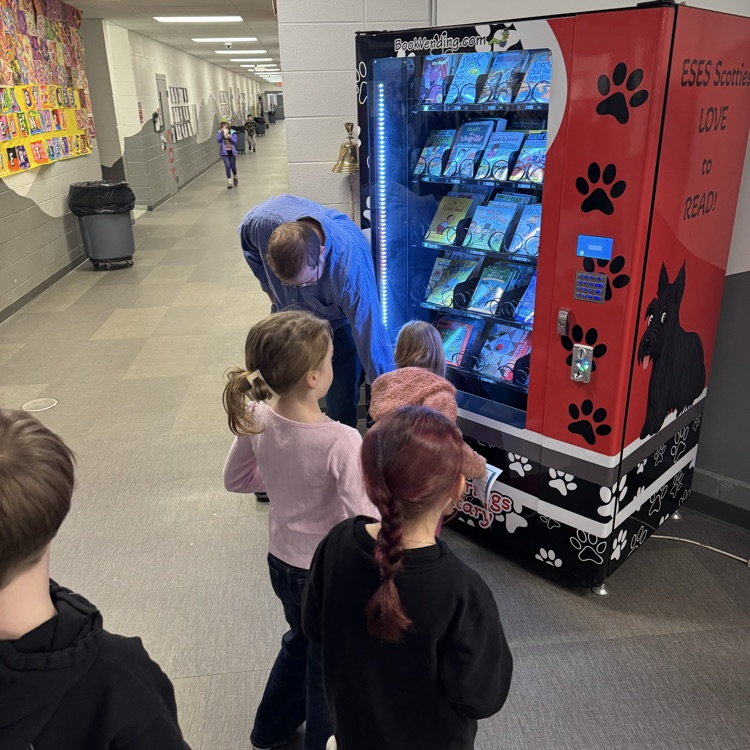 students at vending machines 