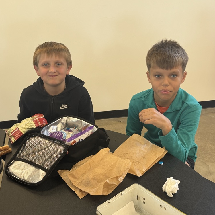 students eating lunch