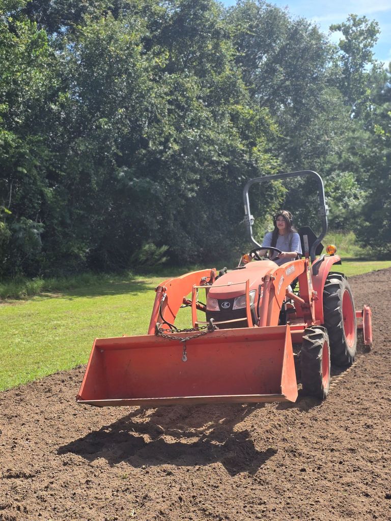 🚜✨ Hands-On Learning in Agriculture Mechanics! ✨🚜 Mr. Turner’s Agriculture Mechanics students at Claxton High School have been hard at work learning all about safe tractor operation and maintenance! 🛠️ From proper PPE 🦺 to checking oil & hydraulic flow 🛢️, understanding emissions & DEF regulations 🌱, and mastering safety procedures, these Tigers are ready to handle the field with skill and confidence! 🐅💛🖤 They also explored 📚: 🔹 Tractor operation & controls 🔹 Cost of operation 💰 🔹 Comparing brands & horsepower ⚙️ 🔹 How different materials affect performance 🔹 Incident planning & safety response 🚨 Proud to see our Tigers learning real-world skills that prepare them for success in agriculture and beyond! 🙌 #TheDen #CTAE #ClaxtonHighSchool #TigerPride #AgMech #HandsOnLearning #FutureFarmers #BlackAndGold