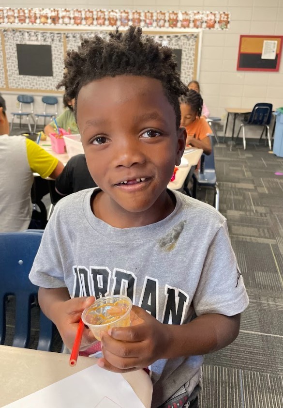 students enjoying apples 