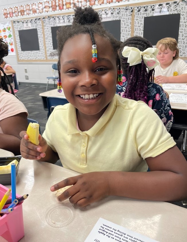 students enjoying apples 