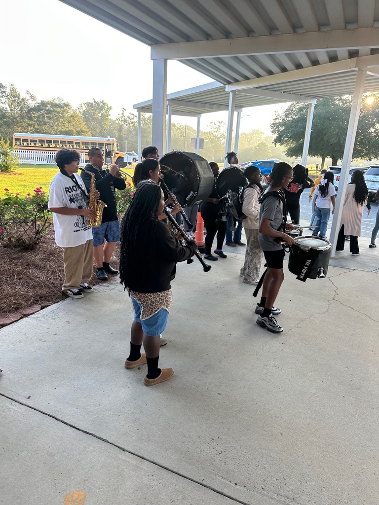 🎶📣 What a great start to the day! On the morning of September 12, 2025, the Claxton High and Middle School Band and Cheerleaders joined Claxton Elementary School staff to help unload cars and buses as students arrived. 🐯✨ It was a wonderful show of school spirit and teamwork—our Tiger pride is shining bright! 💛🖤 #RestoreTheRoar #BlackAndGold #TigerPride #ClaxtonStrong
