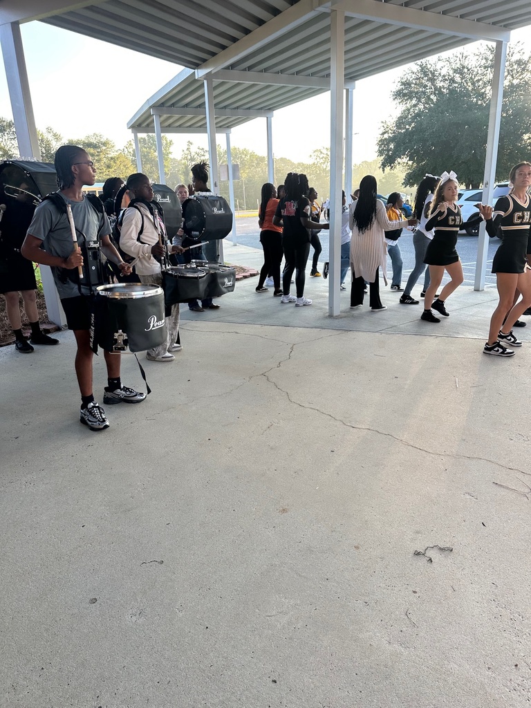 🎶📣 What a great start to the day! On the morning of September 12, 2025, the Claxton High and Middle School Band and Cheerleaders joined Claxton Elementary School staff to help unload cars and buses as students arrived. 🐯✨ It was a wonderful show of school spirit and teamwork—our Tiger pride is shining bright! 💛🖤 #RestoreTheRoar #BlackAndGold #TigerPride #ClaxtonStrong