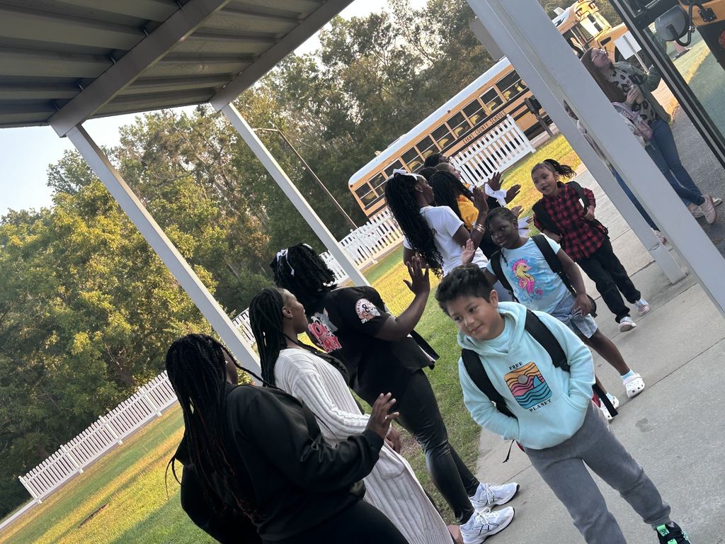 🎶📣 What a great start to the day! On the morning of September 12, 2025, the Claxton High and Middle School Band and Cheerleaders joined Claxton Elementary School staff to help unload cars and buses as students arrived. 🐯✨ It was a wonderful show of school spirit and teamwork—our Tiger pride is shining bright! 💛🖤 #RestoreTheRoar #BlackAndGold #TigerPride #ClaxtonStrong