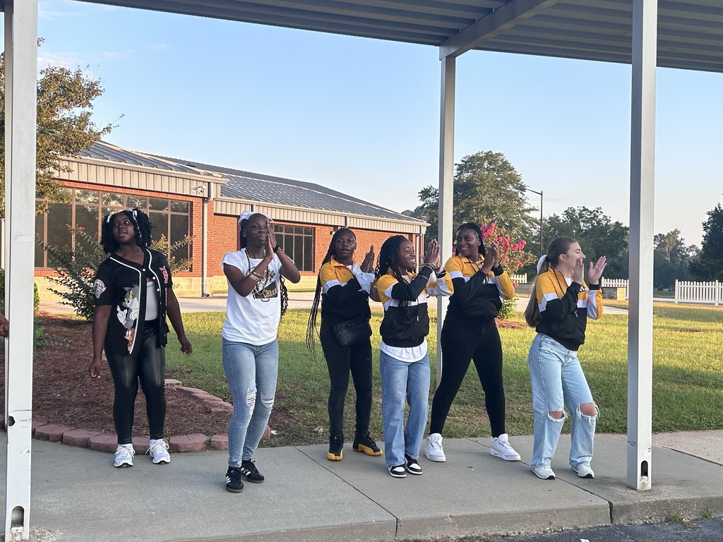 🎶📣 What a great start to the day! On the morning of September 12, 2025, the Claxton High and Middle School Band and Cheerleaders joined Claxton Elementary School staff to help unload cars and buses as students arrived. 🐯✨ It was a wonderful show of school spirit and teamwork—our Tiger pride is shining bright! 💛🖤 #RestoreTheRoar #BlackAndGold #TigerPride #ClaxtonStrong