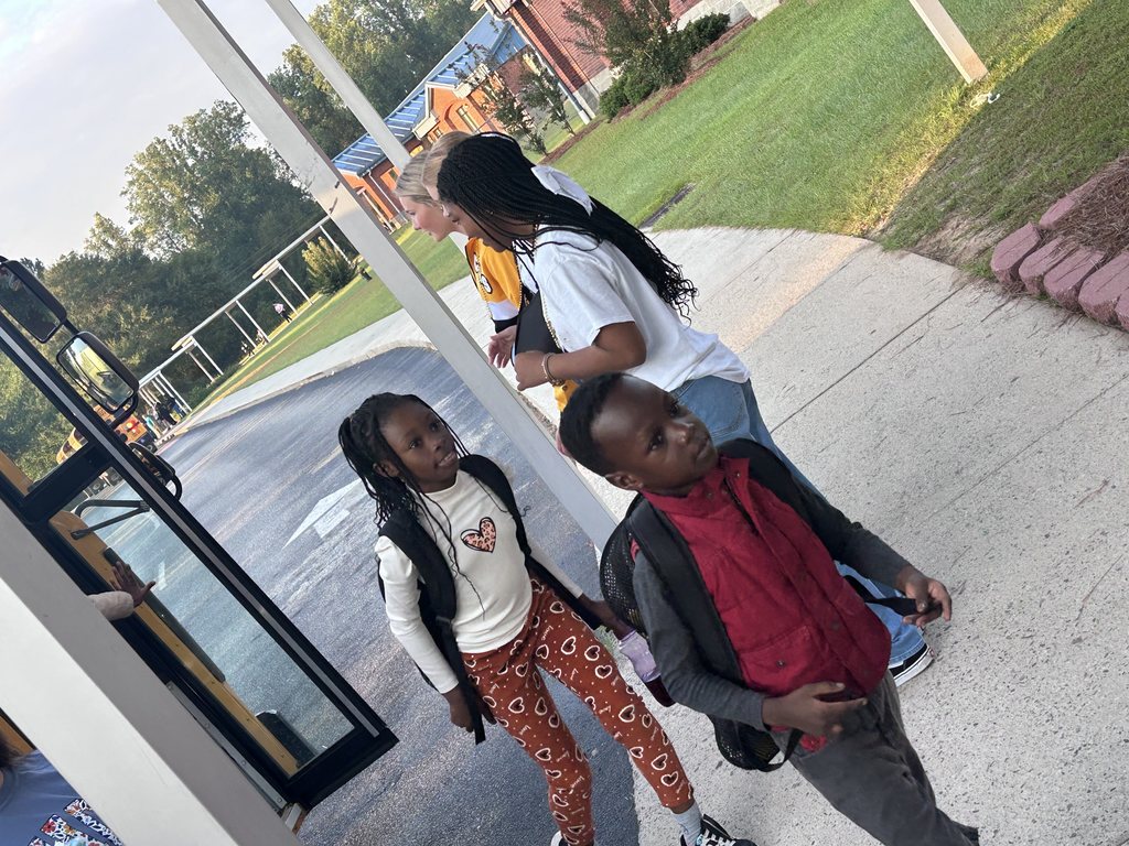 🎶📣 What a great start to the day! On the morning of September 12, 2025, the Claxton High and Middle School Band and Cheerleaders joined Claxton Elementary School staff to help unload cars and buses as students arrived. 🐯✨ It was a wonderful show of school spirit and teamwork—our Tiger pride is shining bright! 💛🖤 #RestoreTheRoar #BlackAndGold #TigerPride #ClaxtonStrong