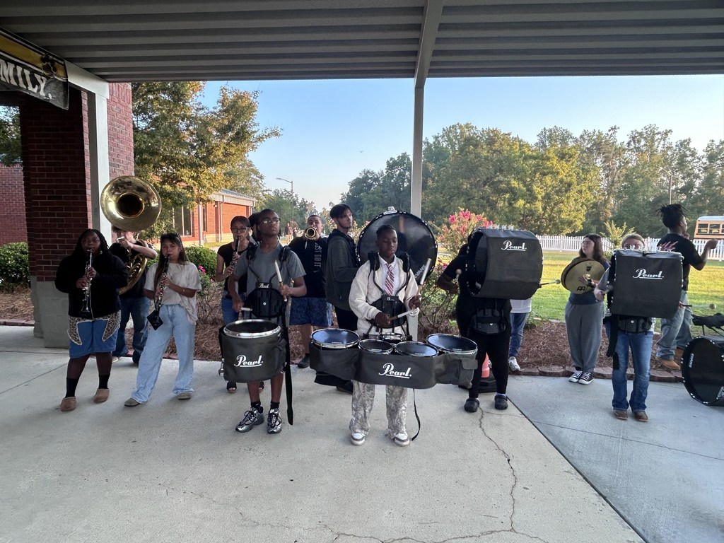 🎶📣 What a great start to the day! On the morning of September 12, 2025, the Claxton High and Middle School Band and Cheerleaders joined Claxton Elementary School staff to help unload cars and buses as students arrived. 🐯✨ It was a wonderful show of school spirit and teamwork—our Tiger pride is shining bright! 💛🖤 #RestoreTheRoar #BlackAndGold #TigerPride #ClaxtonStrong