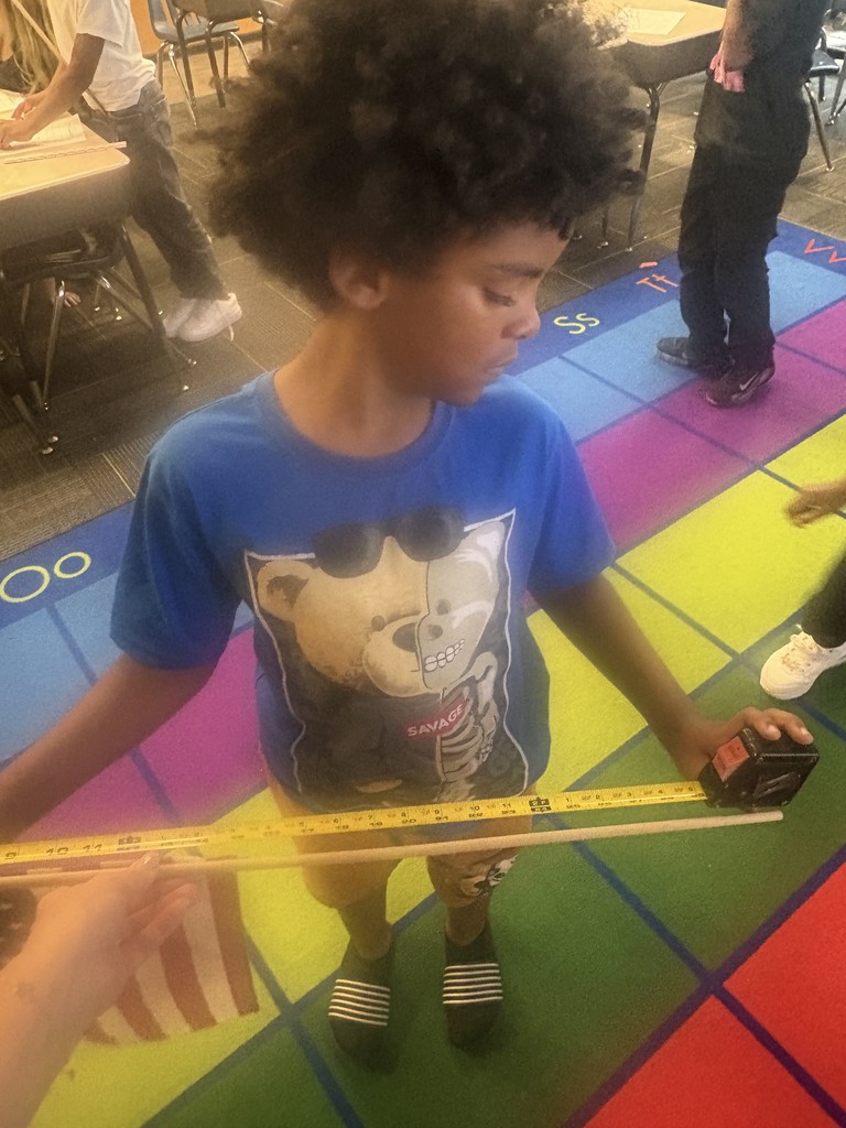 2nd graders measuring