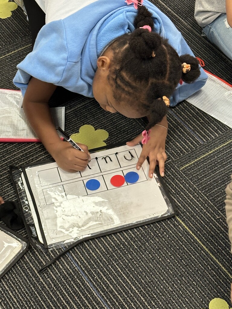 📚🐯 Building Strong Reading Skills in 1st Grade! Mrs. Fennell’s first graders are working hard with the 95% Phonics program! They’re practicing their phonics skills and building the strong foundation they need to become confident readers. 📖✨ We love seeing our Tigers learning and growing! 💙 #PardonOurProgress #SuccessUnderConstruction #ClaxtonTigers #CESProud #FirstGrade #95PercentPhonics #GrowingReaders