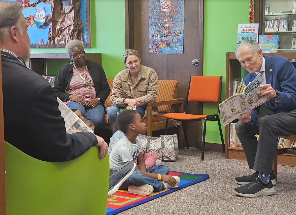 Picture of Rotary Governor Dr. Felix Smith Reading to Kindegarten Class