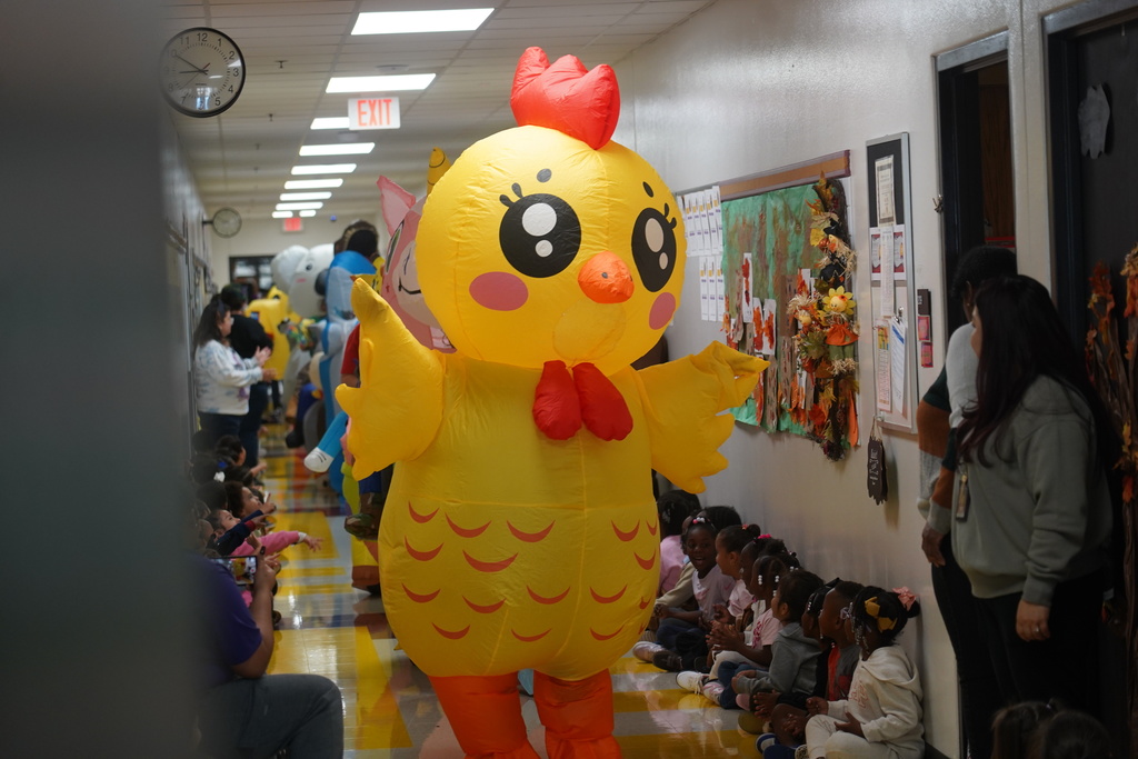 Everman ISD+Danpowellinflatablehallwalk6