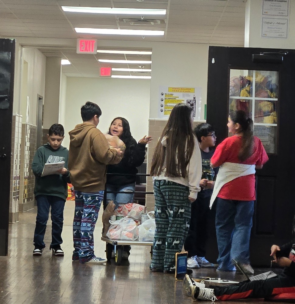 Hommel students and the Hommel Hope Squad were able to collect 386 items donated to our holiday food drive! 