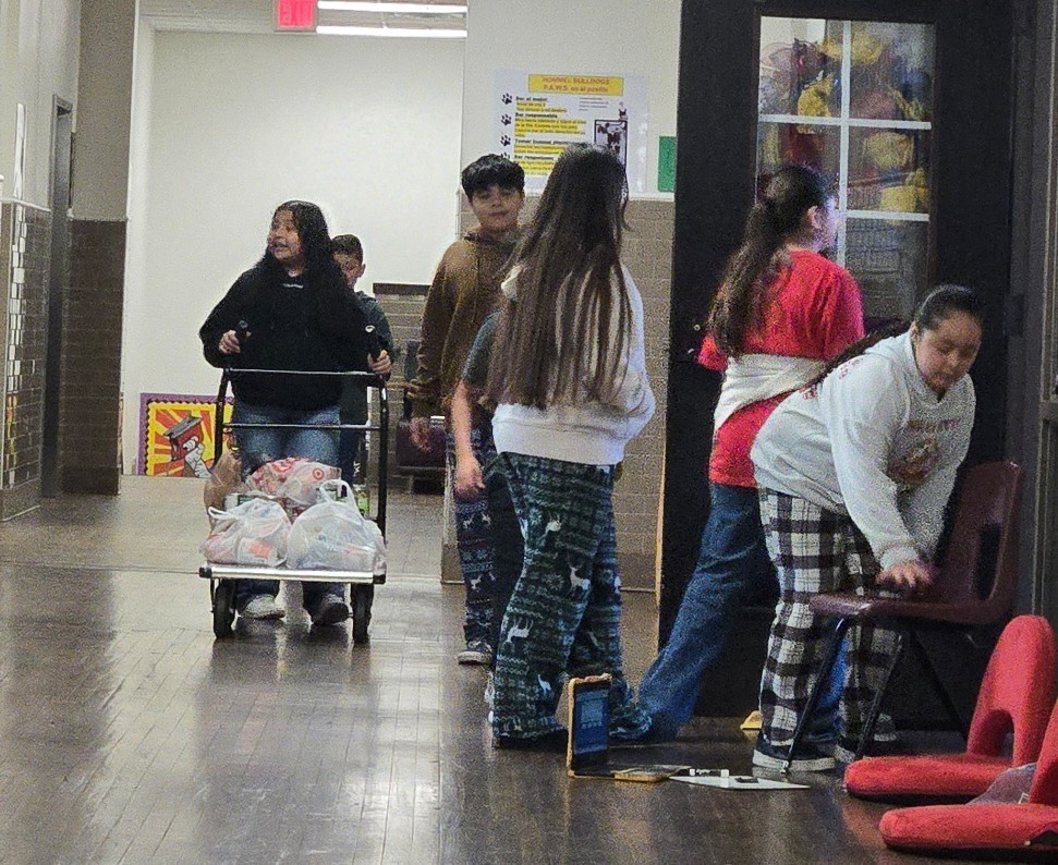 Hommel students and the Hommel Hope Squad were able to collect 386 items donated to our holiday food drive! 