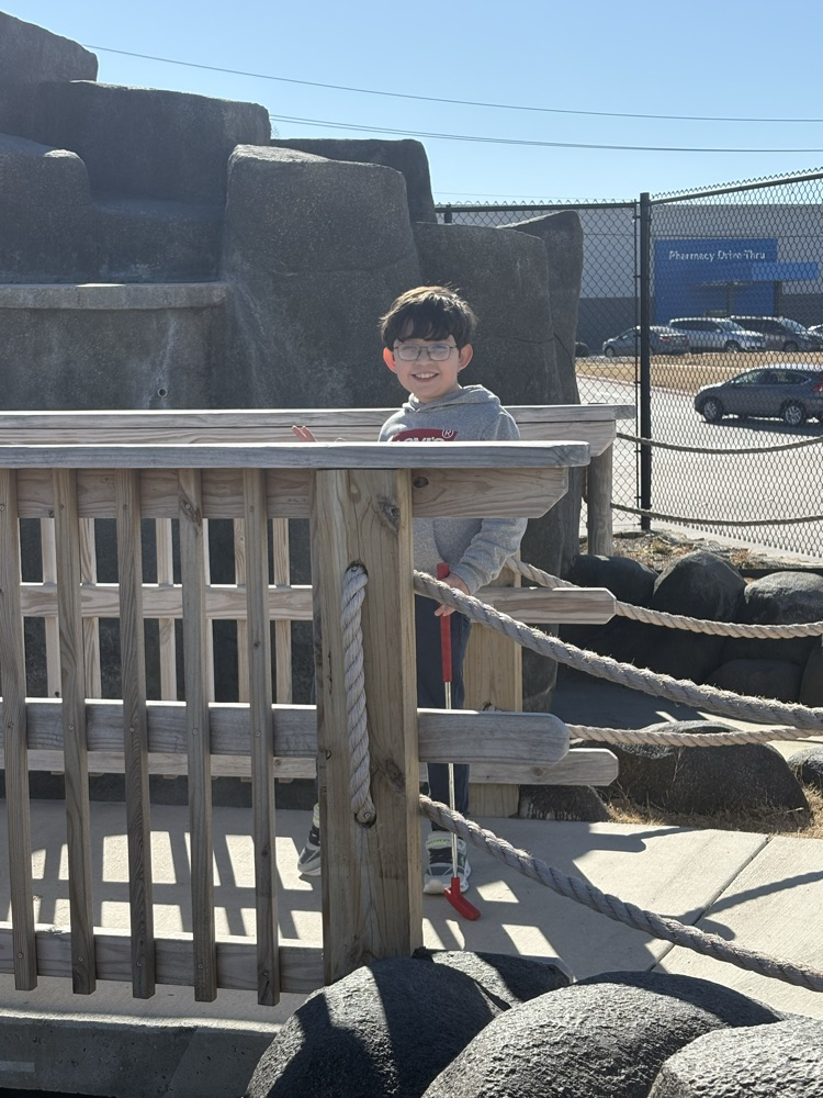 yes students playing miniature golf