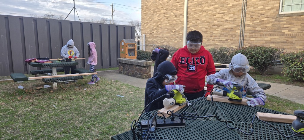 Hommel Construction Club braved the cold this morning to start on our semester projects! 