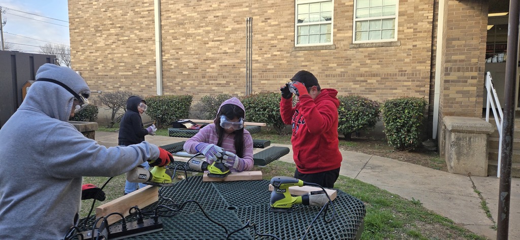 Hommel Construction Club braved the cold this morning to start on our semester projects! 