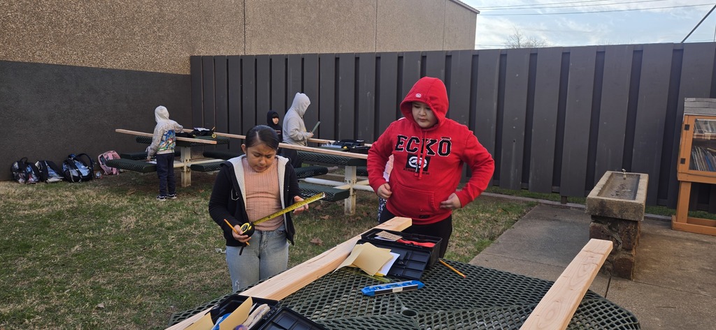 Hommel Construction Club braved the cold this morning to start on our semester projects! 