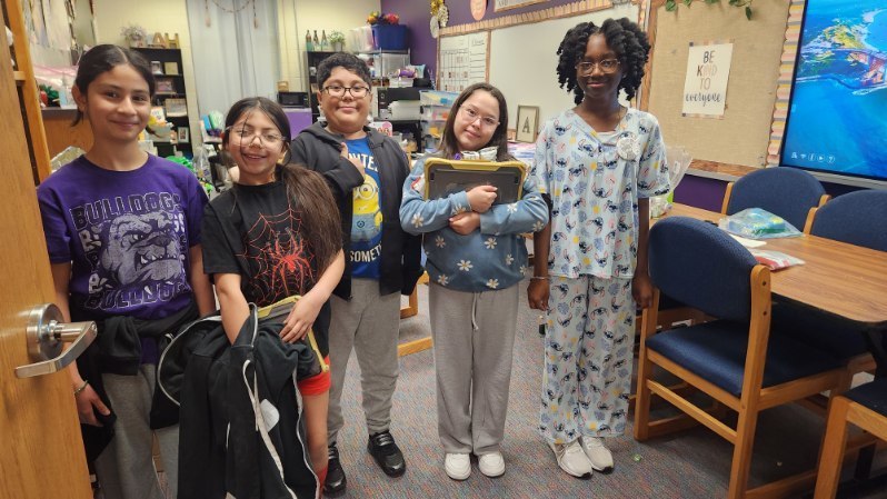 5th graders love reading!