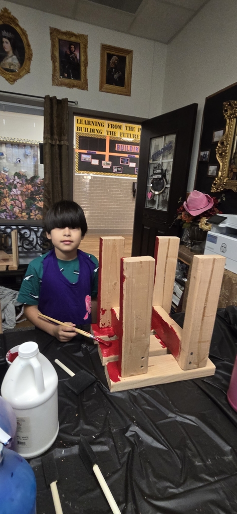 Hommel Construction Club finished their semester projects! These students did an amazing job and learned some very valuable new skills!