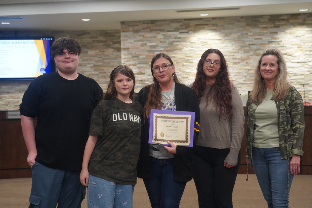 Everman ISD+ picture of staff member Diana Gonzalez and her family with Bishop elementary Principal Ronna Montgomery Celebrating Diana's Staff spotlight award