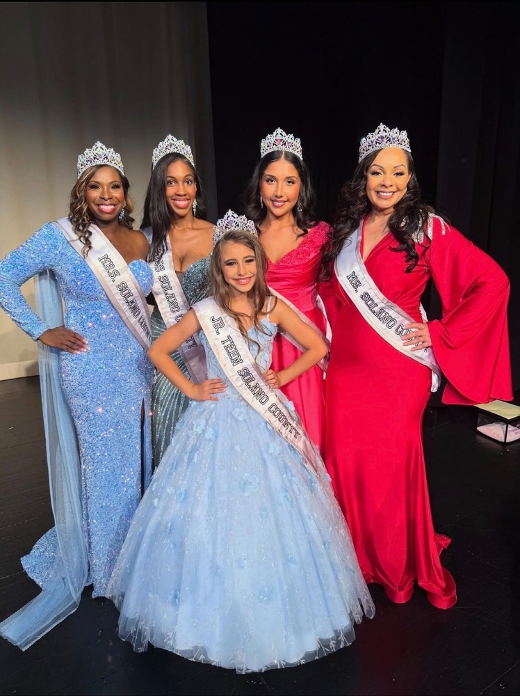 5 women who participated in the Mrs. Solano County awards smile and pose for a picture.